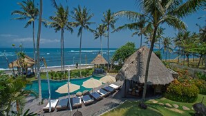 A resort with a pool area, lounge chairs, and a view of the ocean. - Taman Ahimsa by Elite Havens (Cemagi)