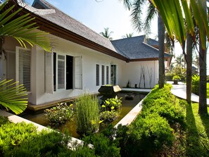 A traditional house with a tiled roof, white walls, and wooden shutters. - Villa Puri Nirwana (Gianyar)
