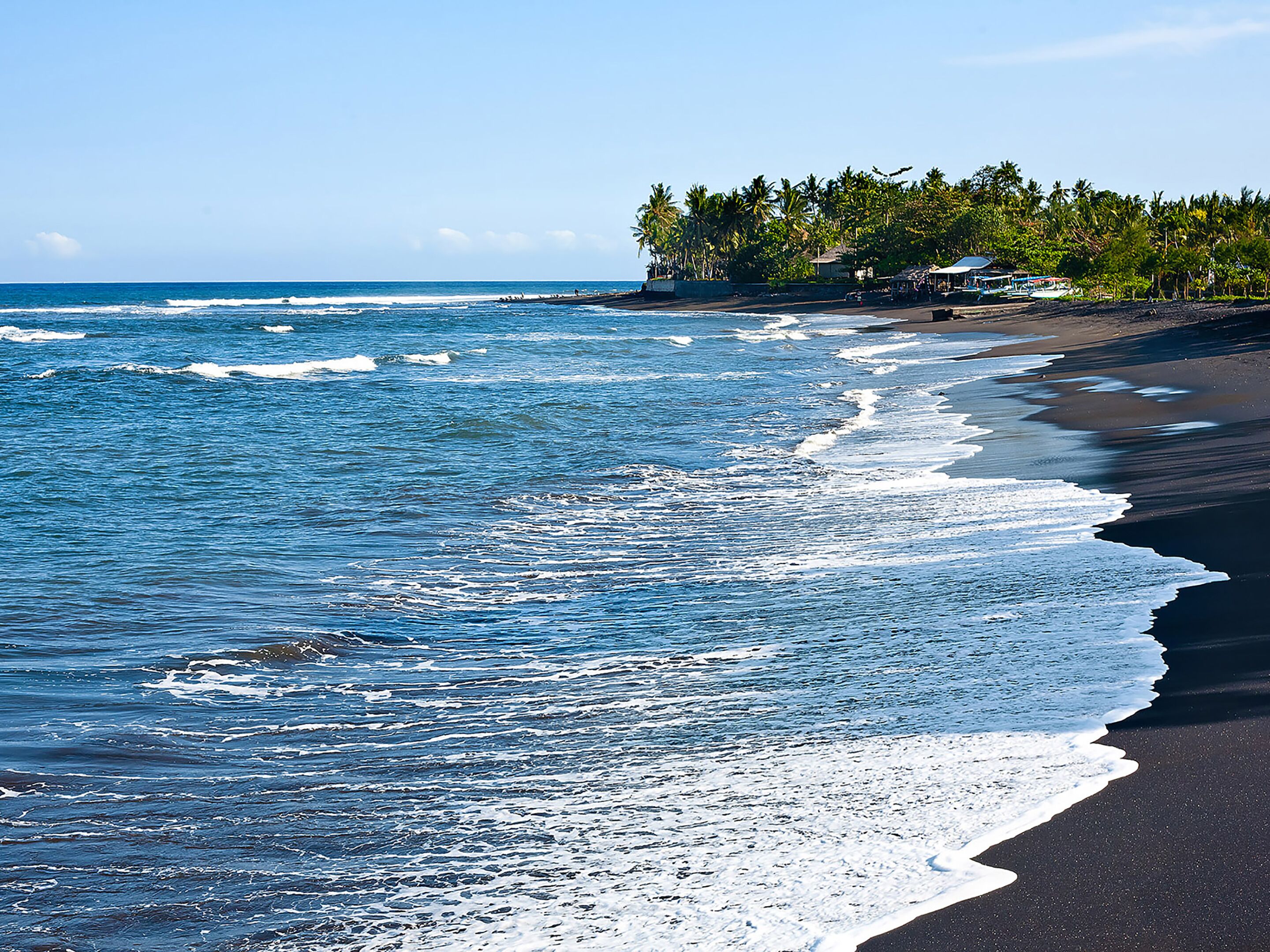 En la playa, sillas reclinables de playa, sombrillas, toallas de playa