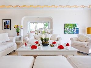 Villa, 6 habitaciones | Sala de estar | Televisión LED de 42 pulgadas con canales vía satélite y televisión 