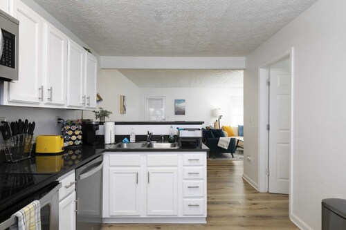 Renovated Townhome Close to Everything - 8 Guests