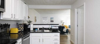 Renovated Townhome Close to Everything - 8 Guests