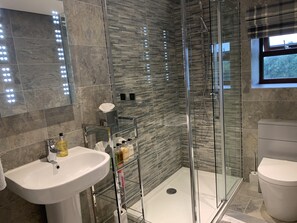 Bathroom - The Stables, Lovely Country Apartment in a Converted Barn (Wells)