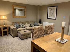 Smart TV - The Stables, Lovely Country Apartment in a Converted Barn (Wells)