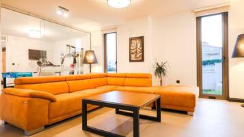 Superior-Villa, 3 Schlafzimmer, Sauna, Poolblick | Wohnbereich | 100-cm-Smart-TV mit Satellitenempfang, Fernseher