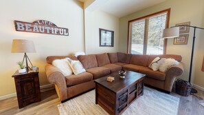 Apartamento, 2 habitaciones | Sala de estar | Una televisión