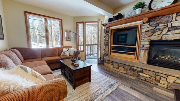 Appart'hÎtel, 2 chambres | Salle de séjour | Télévision