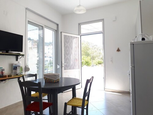 Spacious apartment with mountain views, large garden and terrace. Ideal location