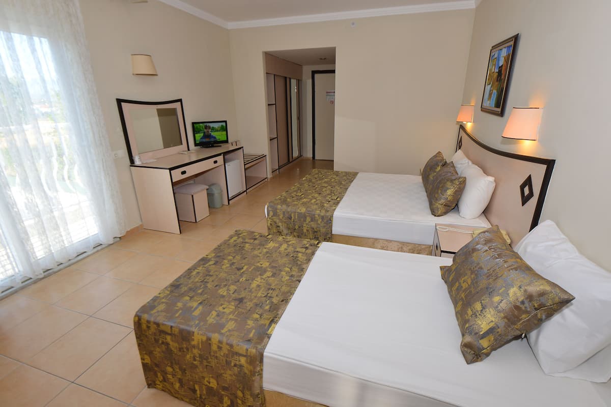 Standard Room | Minibar, in-room safe, free cribs/infant beds, free rollaway beds