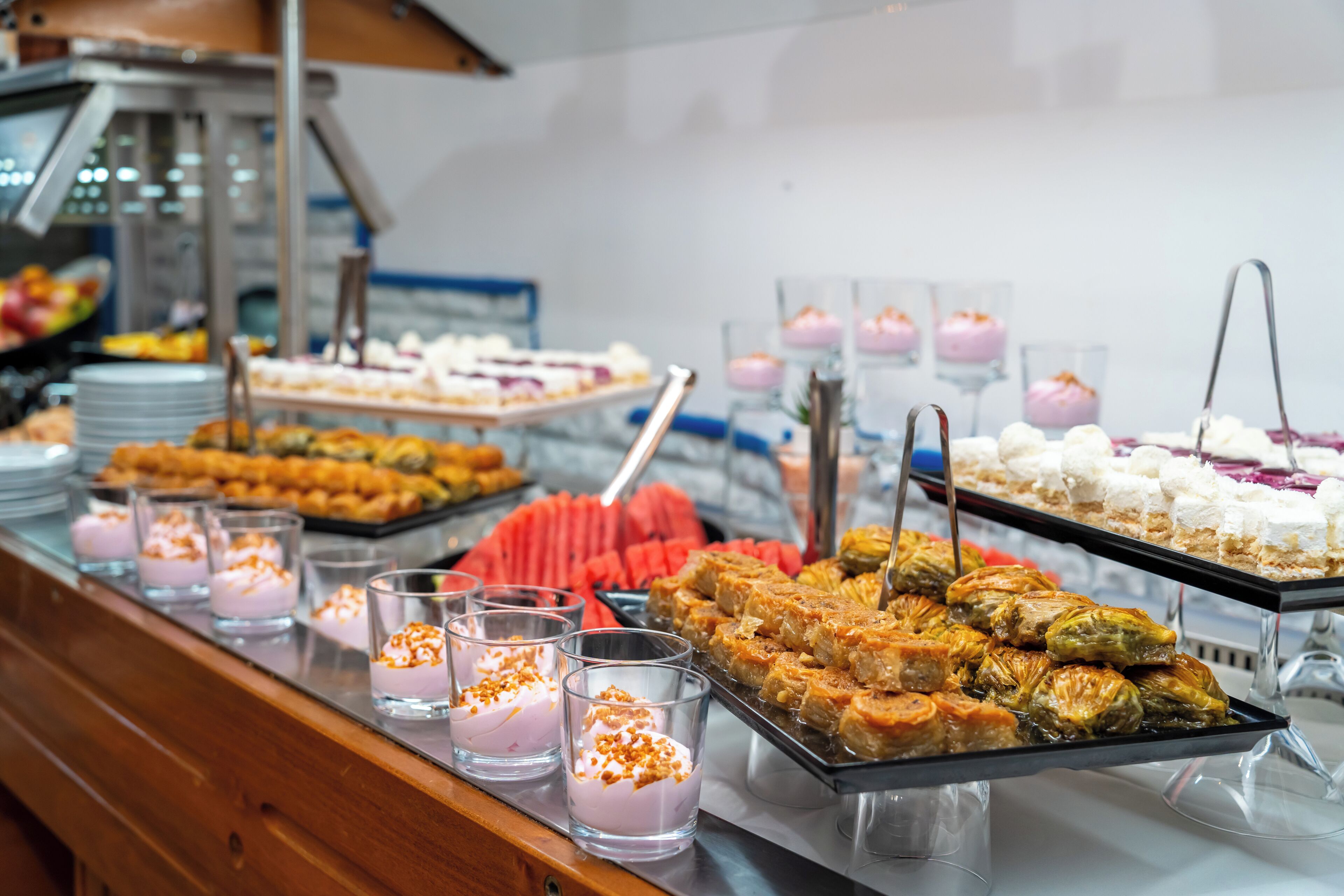 Un buffet proposant une variété de plats et de desserts.