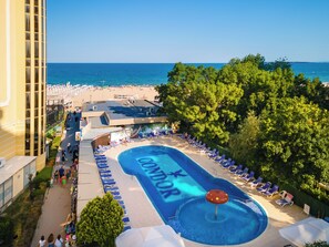 시즌별로 운영되는 야외 수영장, 일광욕 의자, 시설 내 인명구조원