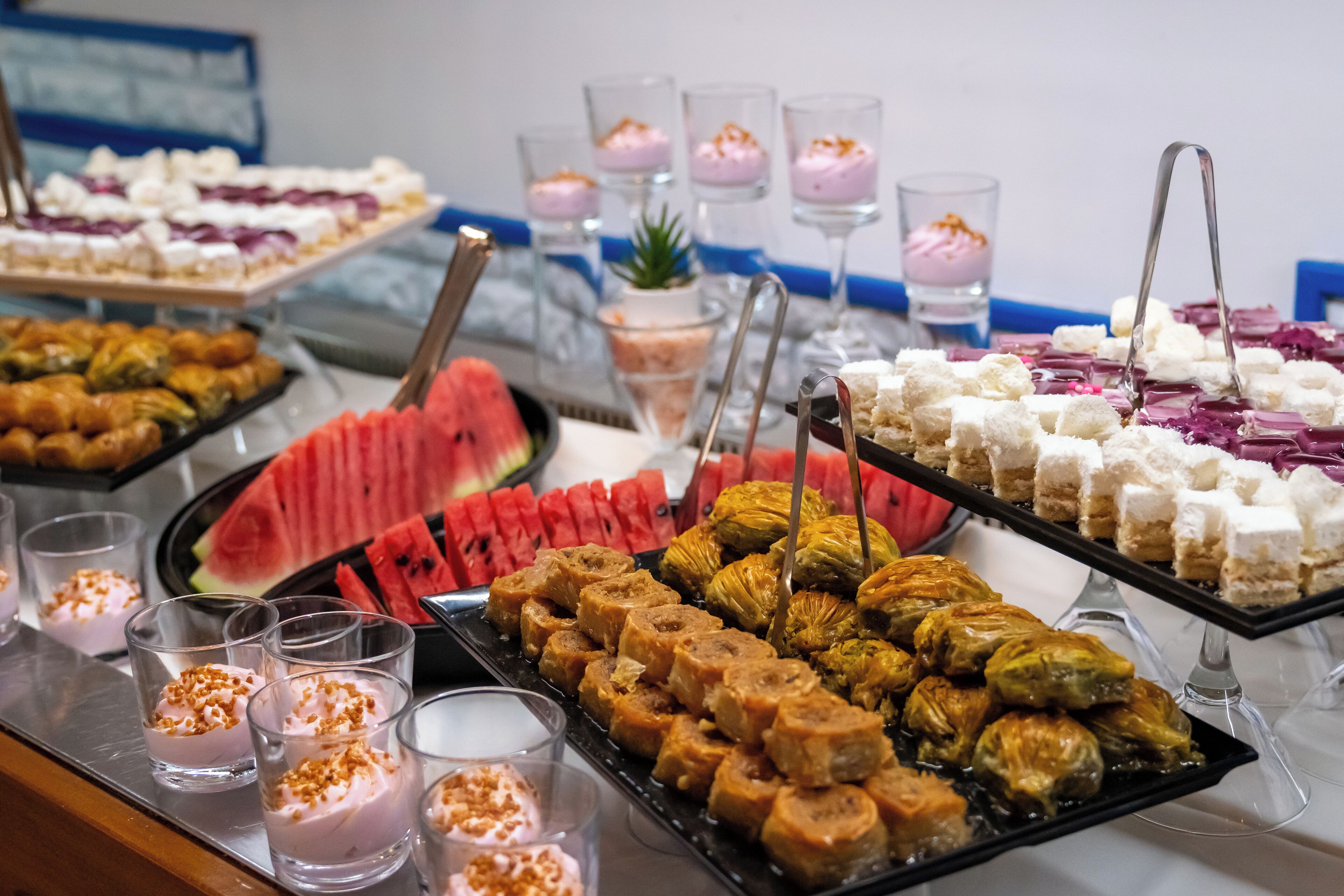 Un buffet proposant une variété de desserts et de fruits.