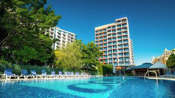 Seasonal outdoor pool, sun loungers, lifeguards on site