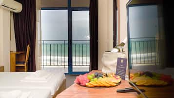 Standard Twin Room, Sea View | โต๊ะทำงาน, ผ้าม่านกันแสง, เตารีด/โต๊ะรีดผ้า, เปล/เตียงเด็กอ่อน (ฟรี)