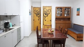 Fridge, oven, dishwasher, coffee/tea maker - Relaxed spacious apartment with garden view and free WiFi (Αγία Γαλήνη)