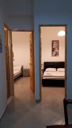 2 عدّة غرف نوم ومكواة/لوح كي وواي فاي وملاءات أسرّة