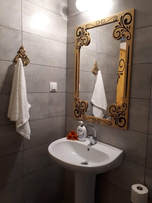 مجففات شعر، مناشف، صابون، ورق حمّام