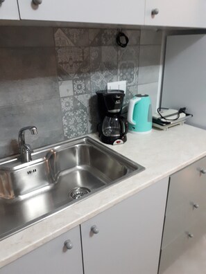 Fridge, oven, dishwasher, coffee/tea maker - Relaxed spacious apartment with garden view and free WiFi (Αγία Γαλήνη)