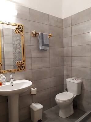 Haartrockner, Handtücher, Seife, Toilettenpapier