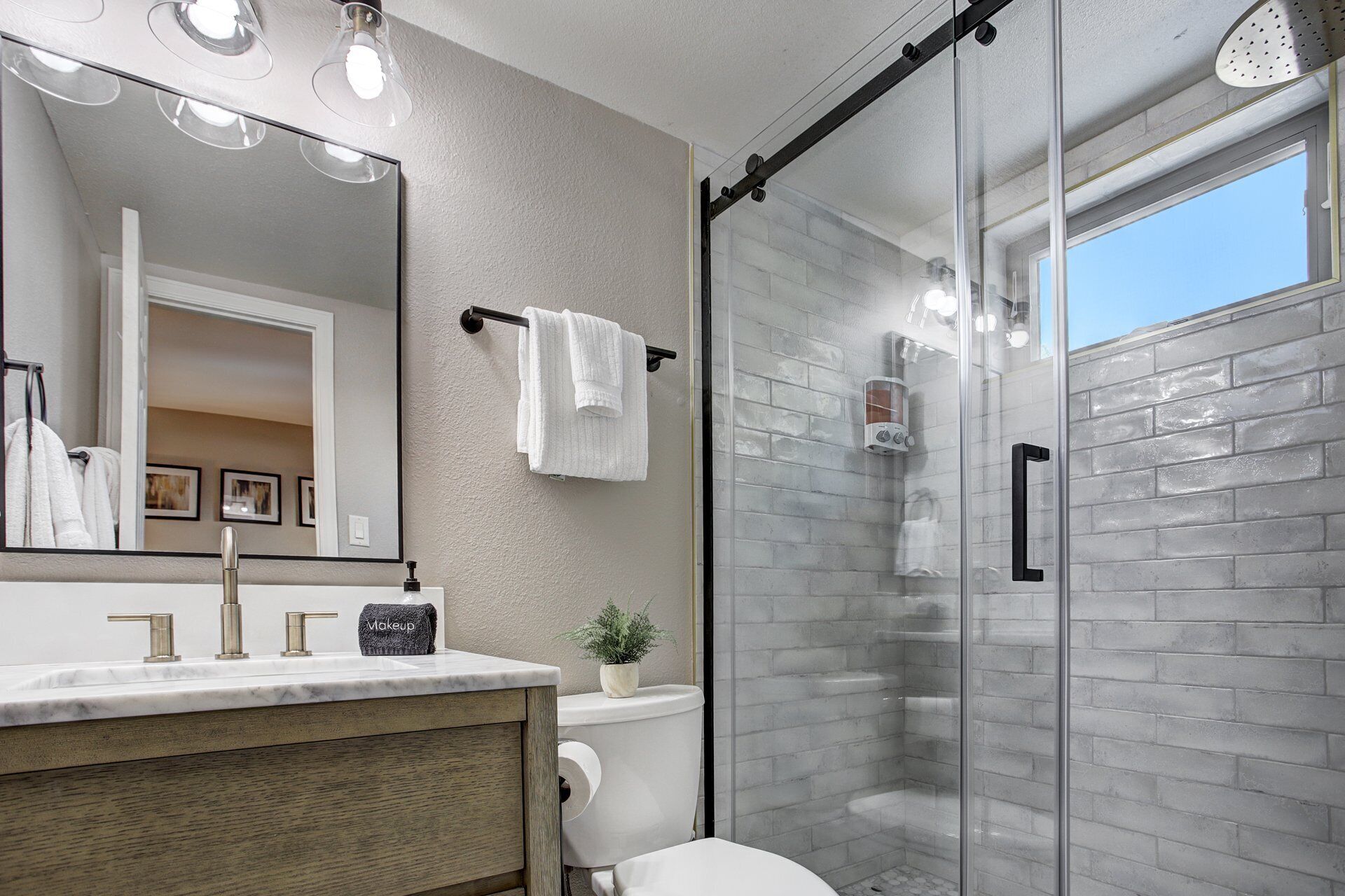 Combined shower/bathtub, hair dryer, towels