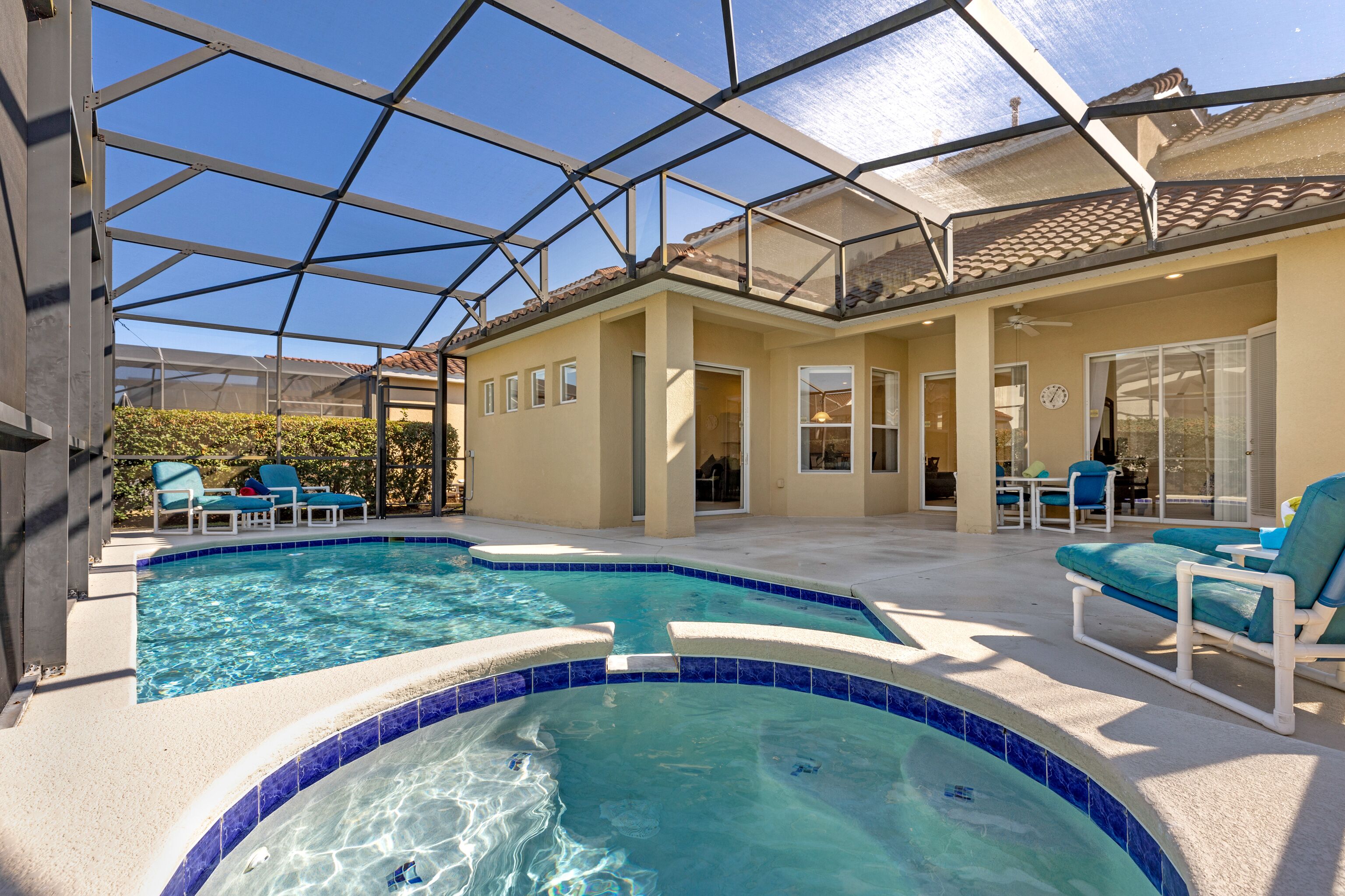 Alberca al aire libre y alberca climatizada