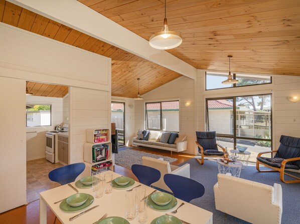 TV - Champion Bach - Pauanui Holiday Home (Pauanui)