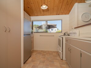 Fridge, microwave, toaster, cookware/dishes/utensils - Champion Bach - Pauanui Holiday Home (Pauanui)