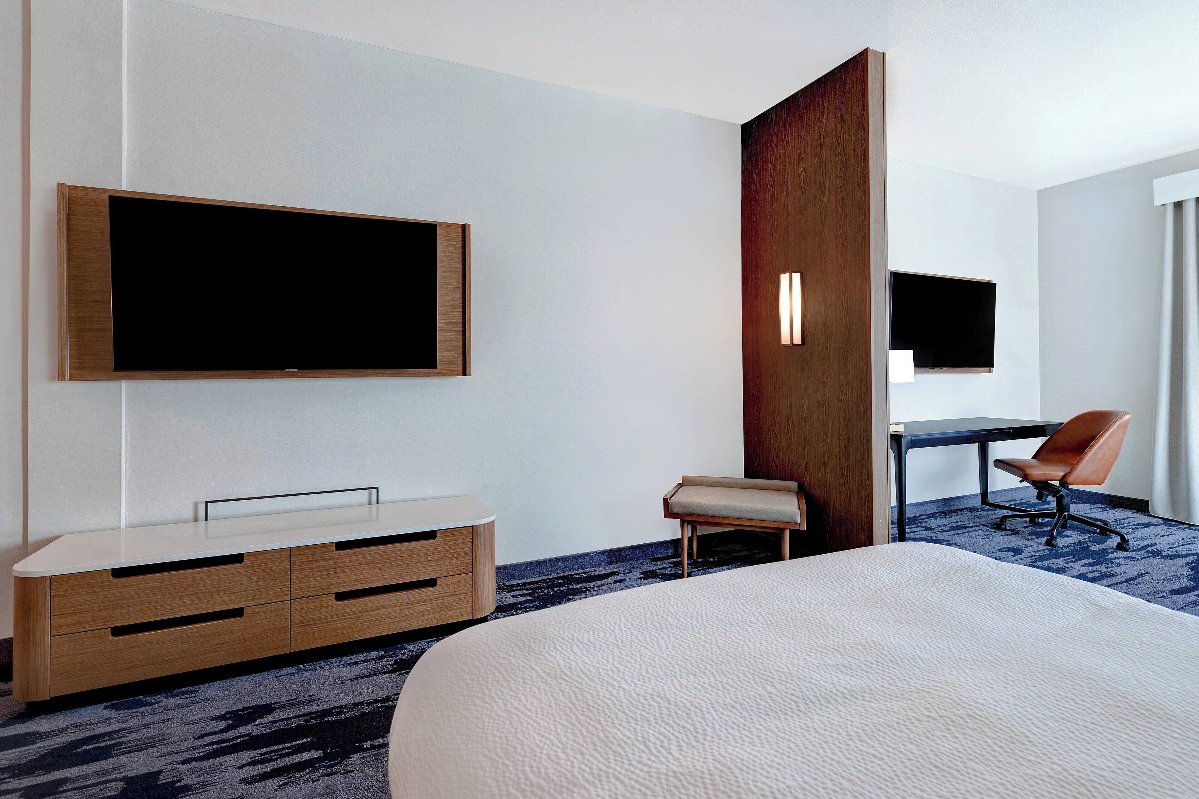 Zimmer, 1 King-Bett und Schlafsofa | Schreibtisch, laptopgeeigneter Arbeitsplatz, Bügeleisen/Bügelbrett