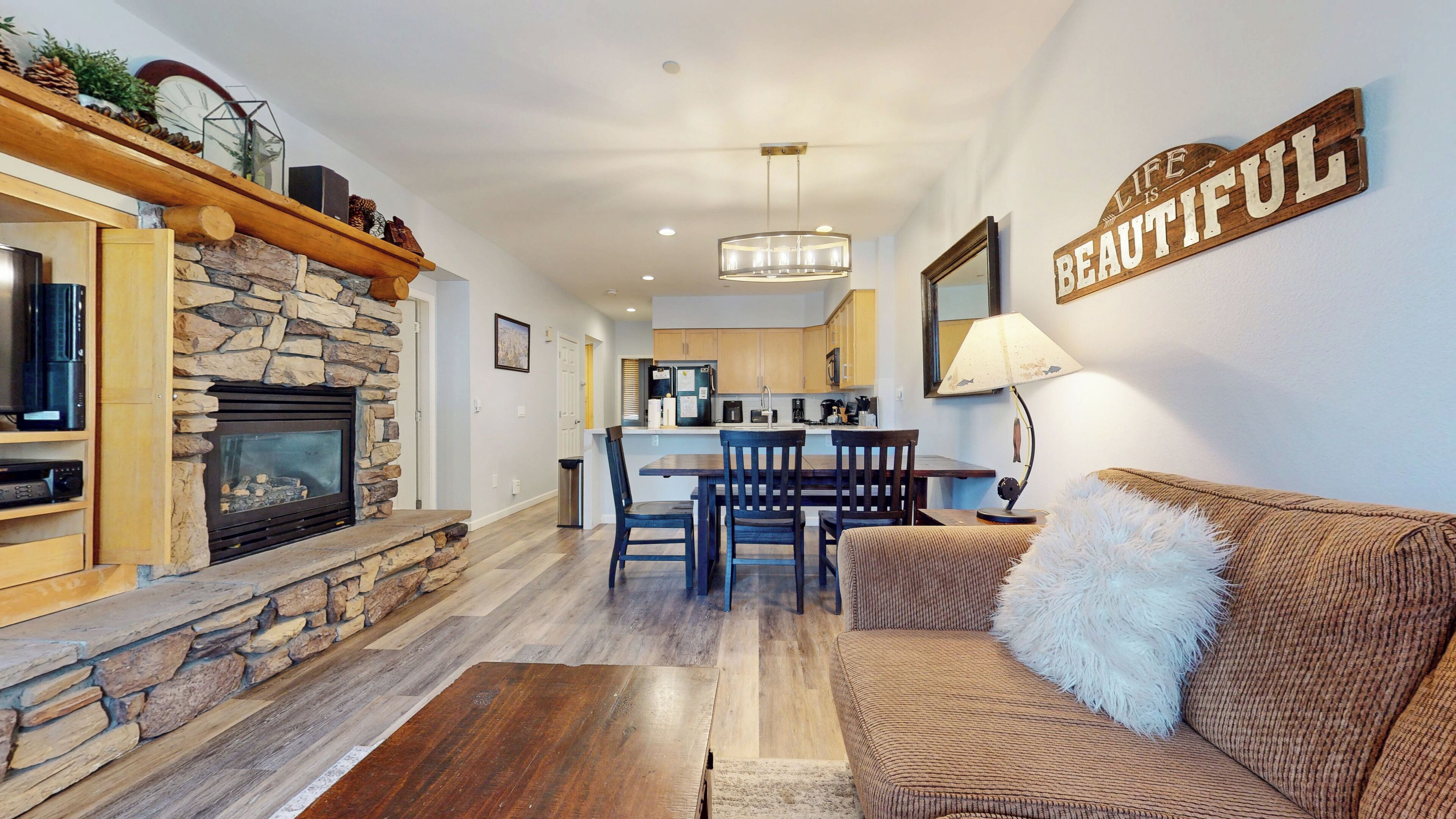 Caminetto, lettore DVD, impianto stereo