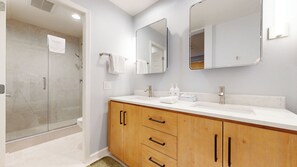 Combined shower/bathtub, towels