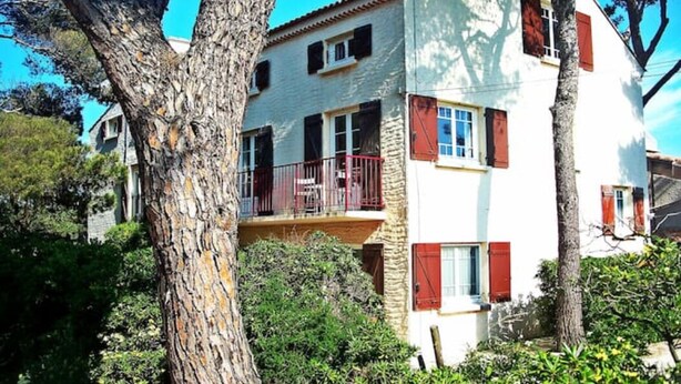 A two-story building with a balcony on the ground floor. - T3 1st floor of the villa of the sea (Hyères)