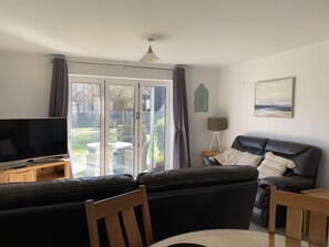 Een smart-tv, een dvd-speler en boeken