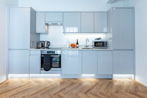 Departamento ejecutivo | Cocina privada | Refrigerador con congelador, microondas, horno y parrilla de estufa 