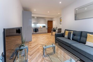 Departamento Deluxe | Área de sala de estar | Smart TV de 40 pulgadas con canales digitales y televisión 