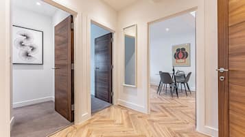 Apartamento Signature | Zona de estar | Smart TV de 40 pulgadas con canales digitales, una televisión