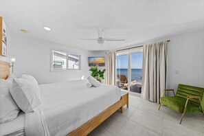 4 soverom, skrivebord, strykejern/-brett og reiseseng for barn