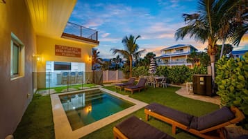 Utendørsbasseng og et oppvarmet basseng