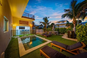 Utendørsbasseng og et oppvarmet basseng