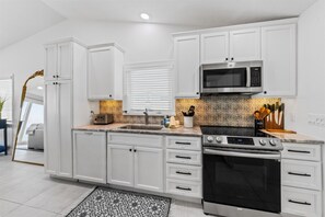 Frigorífico, microondas, horno y placa de cocina