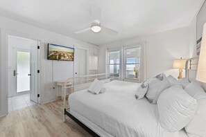 4 chambres, bureau, fer et planche à repasser, lit de bébé portatif