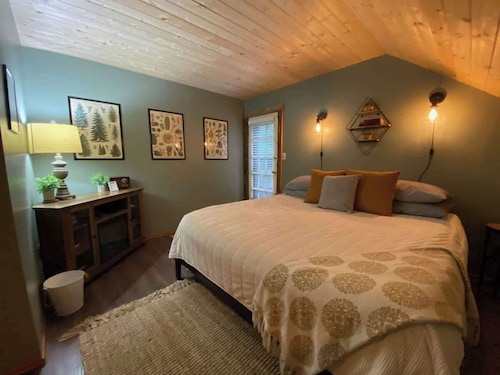 Lily Lodge Room near Olympic National Park