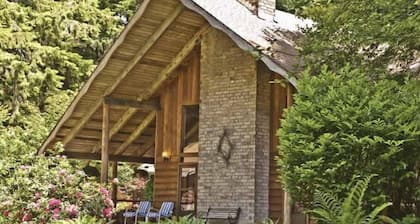Outback- Rustic & Tranquil Cabin at Manitou Lodge