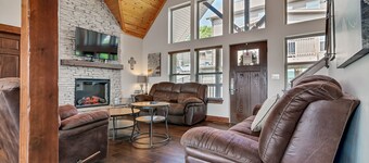 Stunning Lakefront Lodge on Indian Point! 7 BR, 6BA! Boat Silp Included