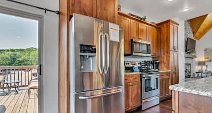 Stunning Lakefront Lodge on Indian Point! 7 BR, 6BA! Boat Silp Included