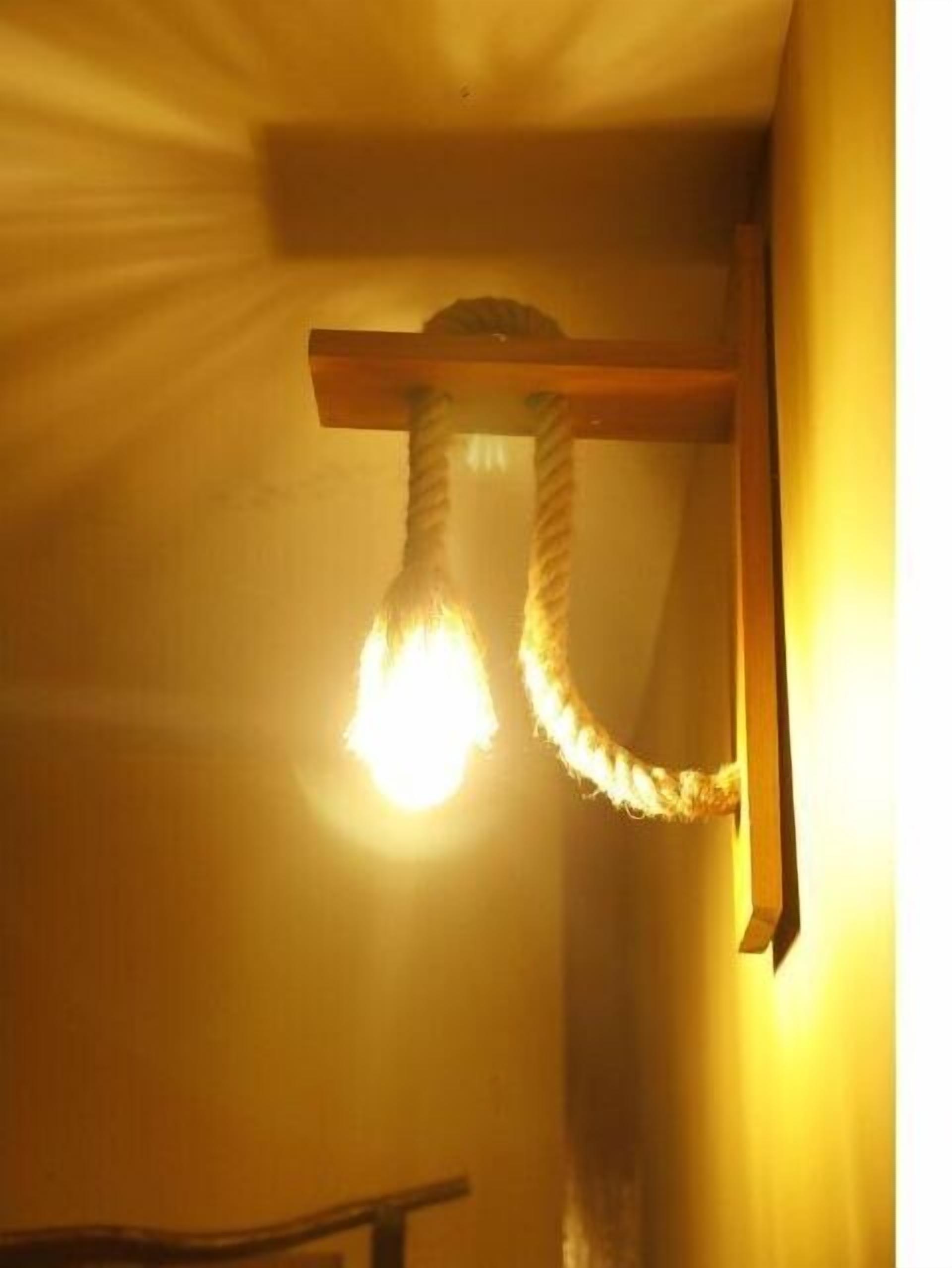 Una habitación con una viga de madera y una lámpara con luces de cuerda.