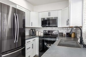 Frigorifero, microonde, forno, piano cottura