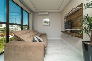 Traditional-Apartment | Wohnzimmer | LED-Fernseher