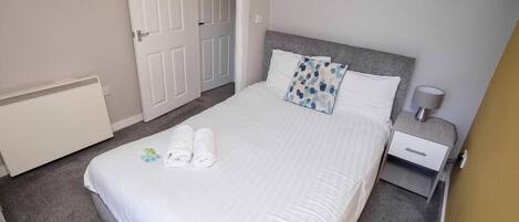 2 多间卧室、熨斗/熨衣板、上网接入、床单