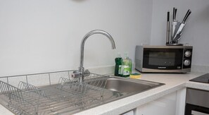 Fridge, microwave, oven, cookware/dishes/utensils - 6X MODERN APARTMENTS IN 1 BLOCK JUST OUTSIDE THE CITY ⭐NEXT TO SHOPS ⭐ APT #3 (Newcastle Upon Tyne)