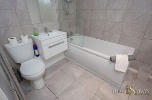 Hair dryer, towels - 6X MODERN APARTMENTS IN 1 BLOCK JUST OUTSIDE THE CITY ⭐NEXT TO SHOPS ⭐ APT #3 (Newcastle Upon Tyne)